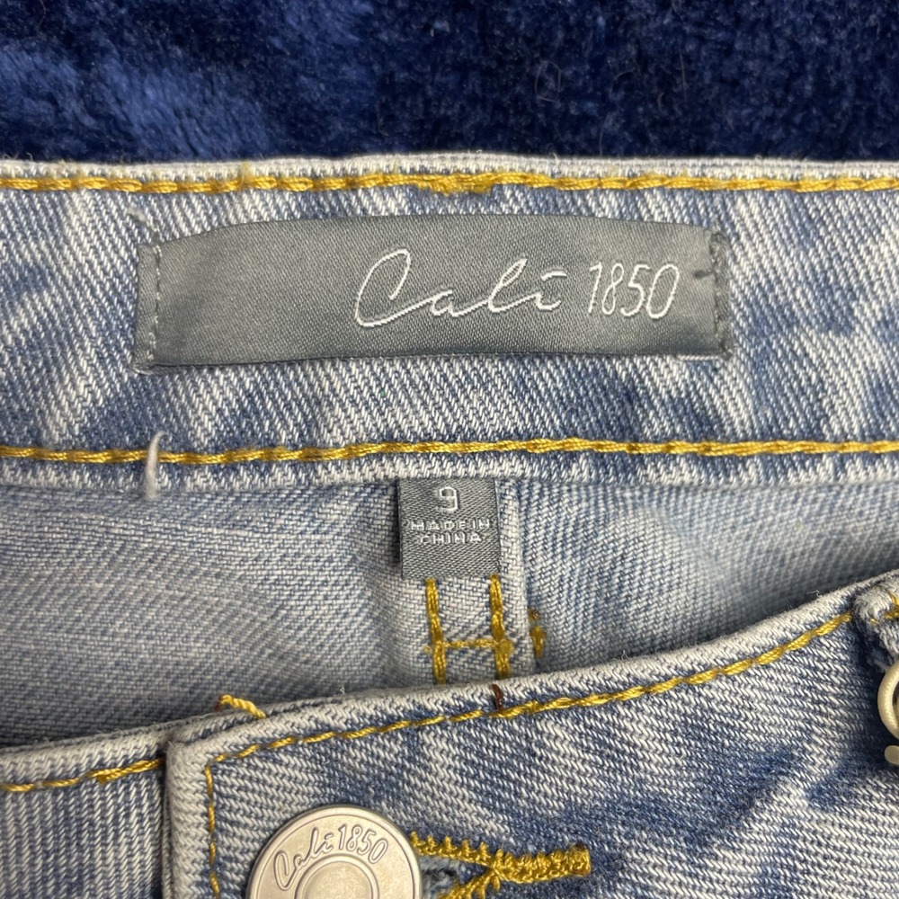 Cali 1850 Womens Light Wash Wide Leg Jeans Daisy Flower Patch Distressed Size 9 - Picture 3 of 10